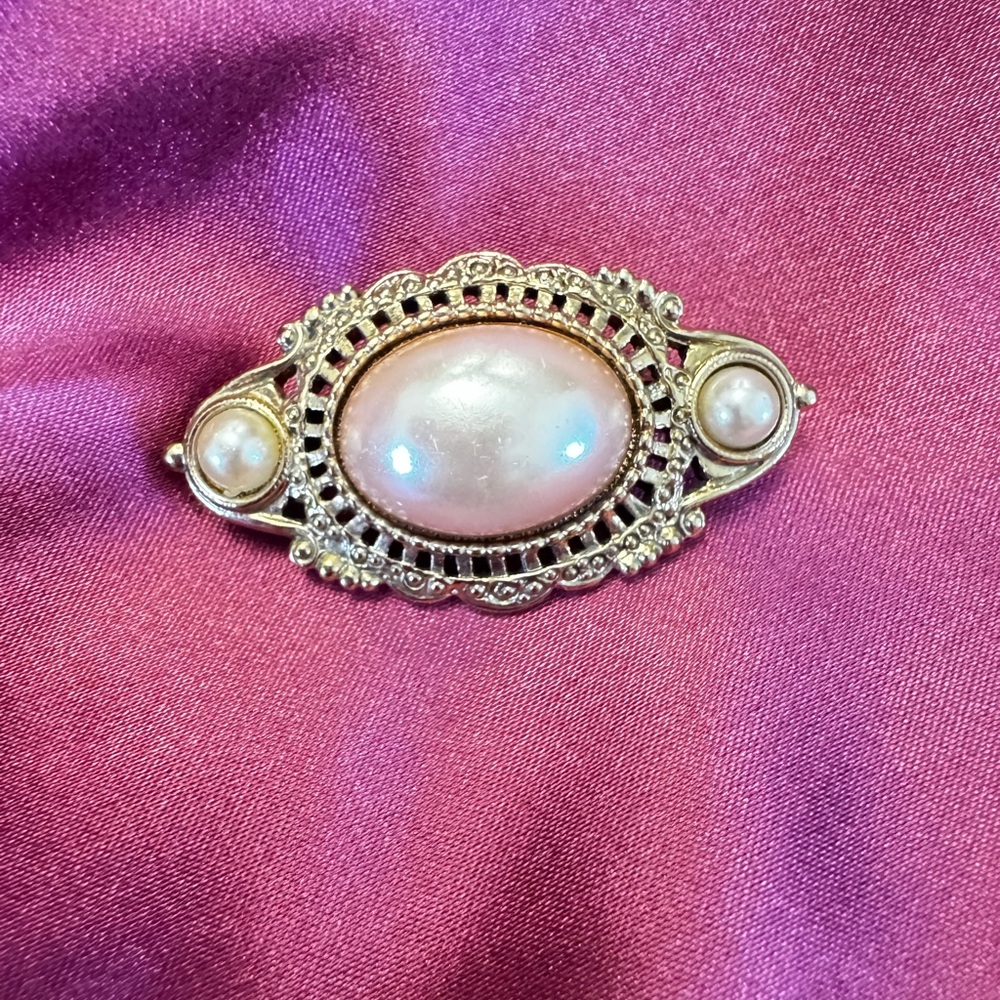 Elegant Vintage Gold tone with 1 Pink & 2 white Faux Pearls Brooch Pin